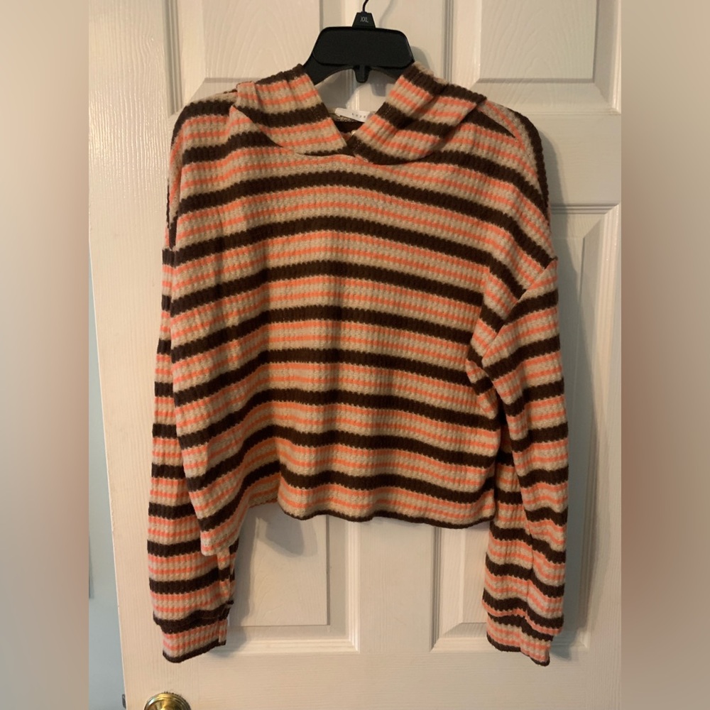 Lush cropped sweater with hood